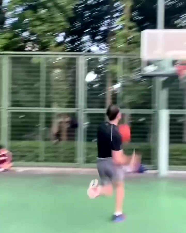 震惊！你如何评价这次双胯空中扣篮？