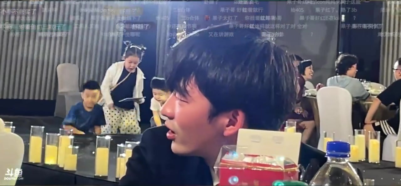 斗鱼三B联手！小伞在H4cker婚礼场地拥抱icon和Doinb