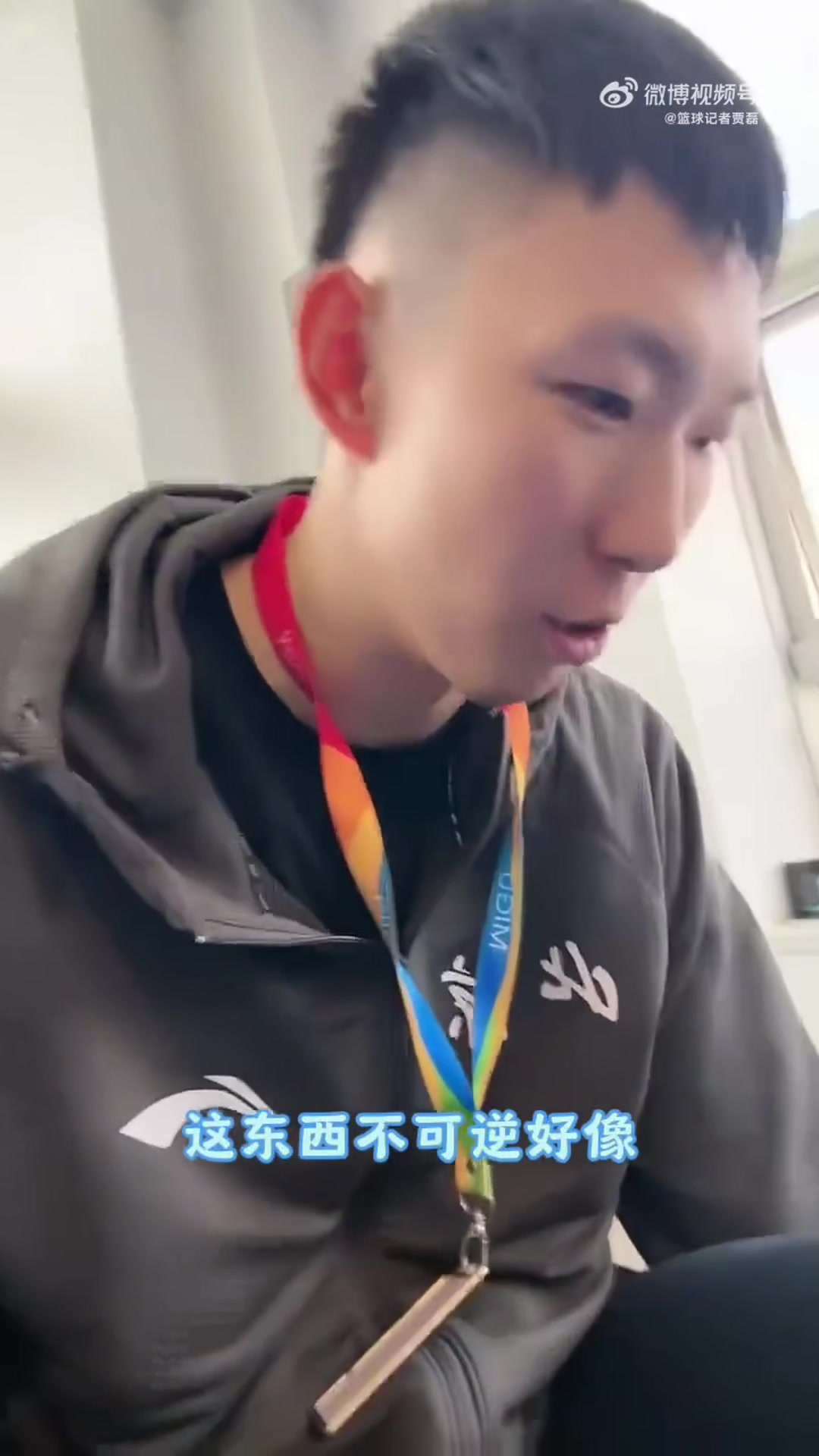 在刚才的训练直播中 周琦表示自己的背伤已经恢复了70%到80% 稍后将参加季前赛 