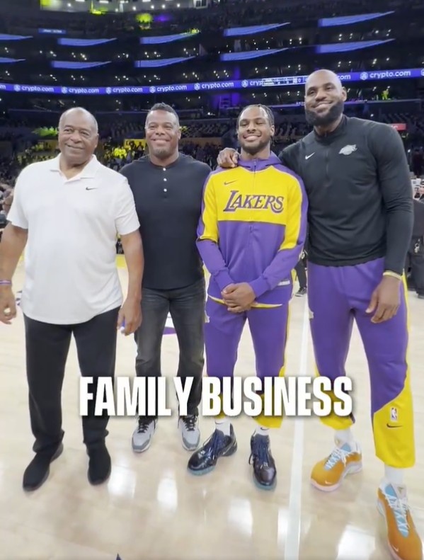 小格里菲：詹姆斯在我家度过了他的第一个NBA 圣诞节 我永远是他的粉丝